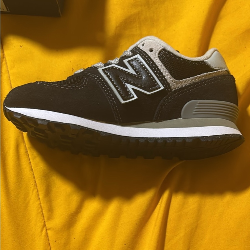 New balance 574 (size 11y ) bought the wrong size never worn - Picture 5 of 7